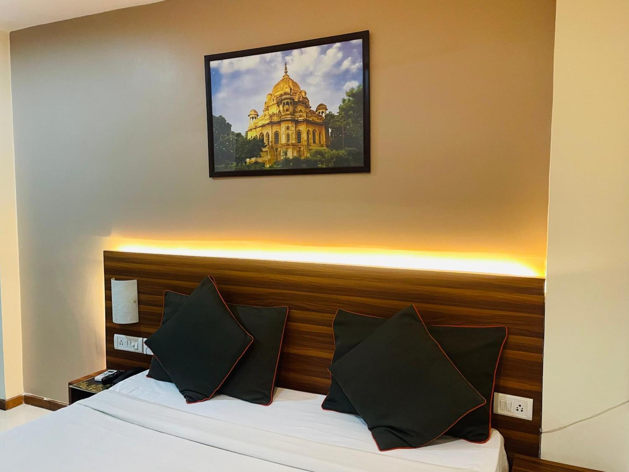 The Royal Presidency Inn Lucknow Exterior foto