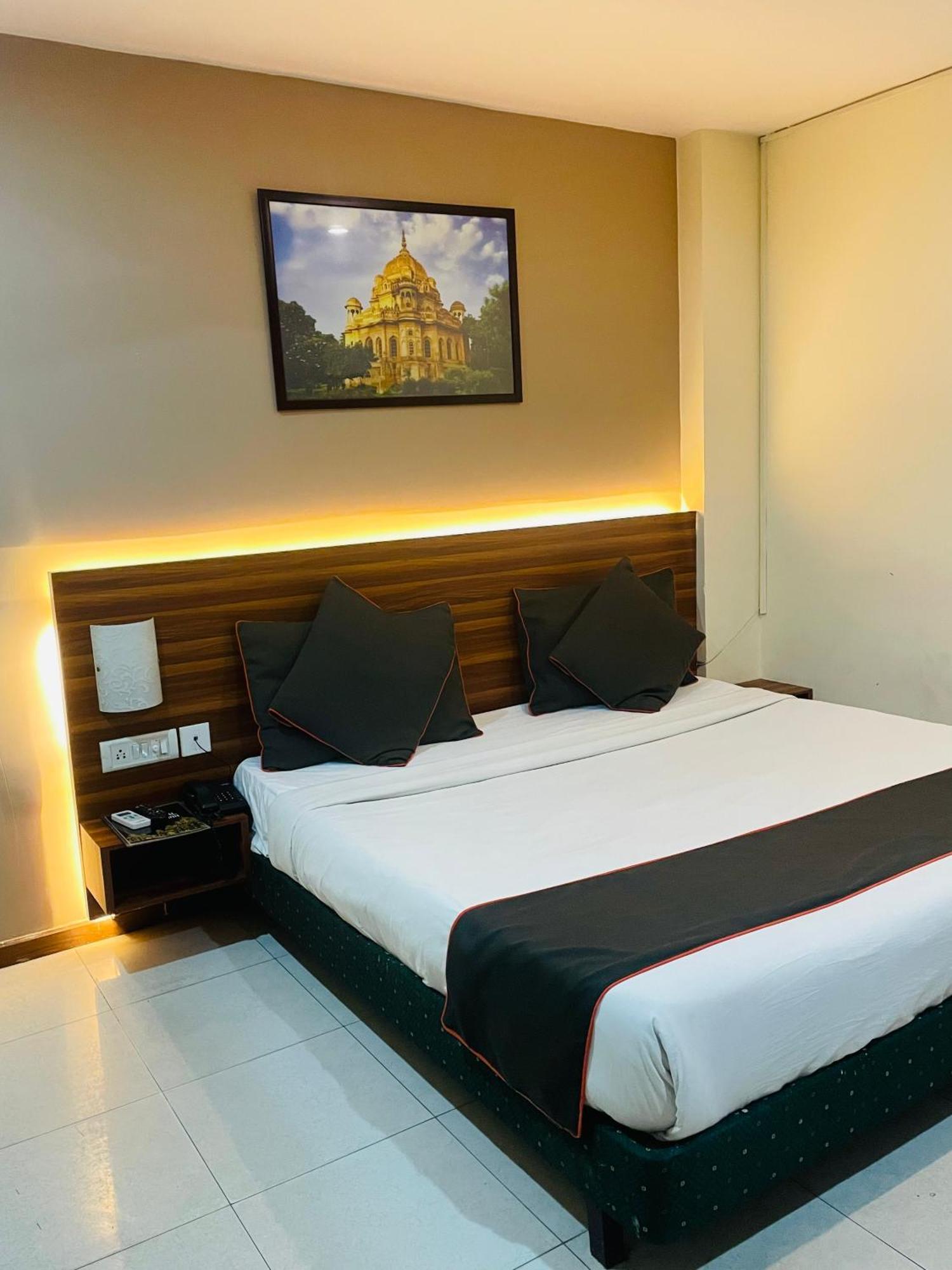 The Royal Presidency Inn Lucknow Exterior foto